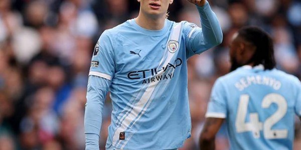 足坛一夜动态：利物浦绝杀，拜仁成就双冠王，曼城2-1再胜阿森纳